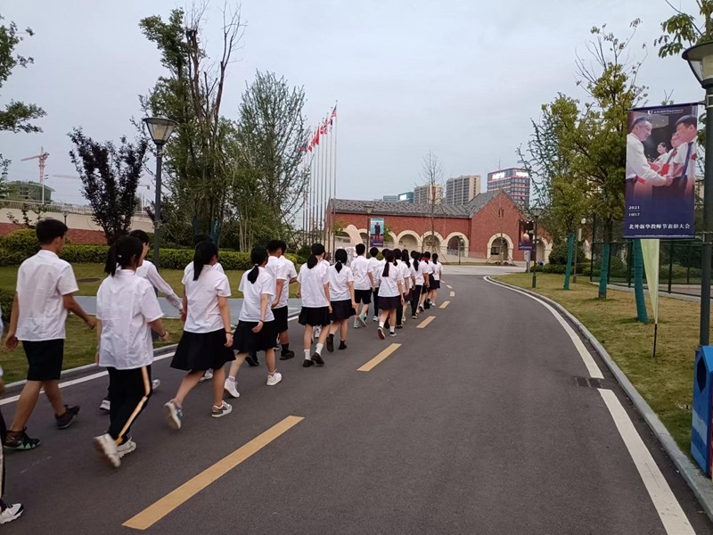 文明习惯伴我行，最美路队展风采