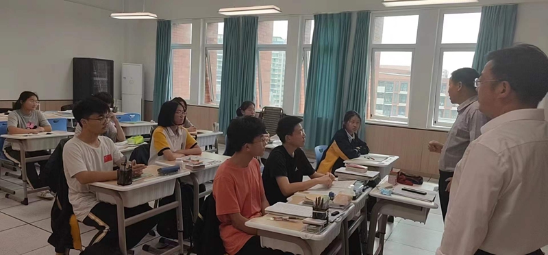 五月石榴红似火，策马扬鞭向远方